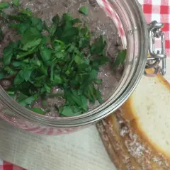 Jak zrobić pasztet z wątróbki - prosty przepis na domowy smakołyk