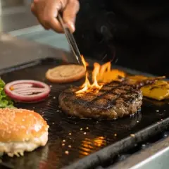 Sekrety idealnego mięsa na burgera: jak zrobić soczysty kotlet?