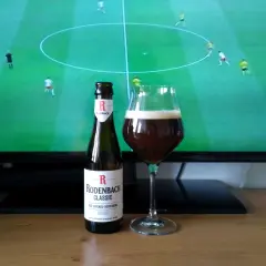 Piwo Rodenbach Classic, idealne do oglądania meczu. Czerwone ale, jak duchesse de bourgogne, orzeźwia i cieszy.