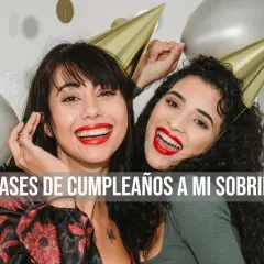 Dos mujeres sonriendo con sombreros de fiesta dorados y globos plateados. Texto: "Frases de cumpleaños a mi sobrina".
