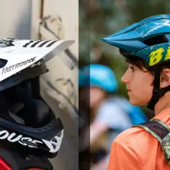 Caschi moto bambini taglie: un casco nero da motocross e uno blu da mountain bike per ragazzi.