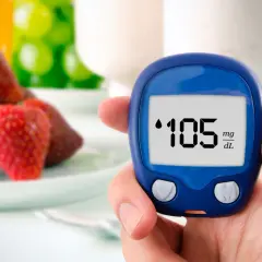 Glukometr pokazuje 105 mg/dL. Poziom cukru na czczo jest ważny dla zdrowia. W tle truskawki i napoje.
