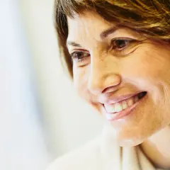 Sorriso di un'infermiera libera professionista che pensa al calcolo stipendio netto.