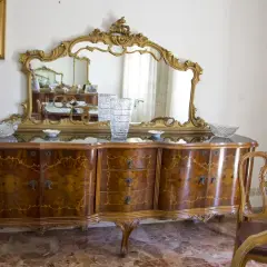 Mobile Chippendale con specchio dorato, un'idea per rinnovare mobili antichi con stile.