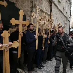 Czy katolik może nosić krzyż jerozolimski? Odpowiedź na wątpliwości