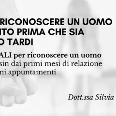 Uomo che alza le mani, simbolo di psicologia e avvertimento. Titolo: "Come riconoscere un uomo violento prima che sia troppo tardi".
