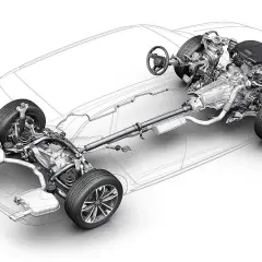 Diagrama de un coche mostrando el motor, transmisión y eje de transmisión, explicando qué es la tracción de un coche.