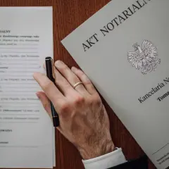 Akt notarialny i umowa darowizny. Dowiedz się, ile kosztuje poświadczenie podpisu u notariusza.