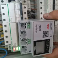 Podlicznik energii elektrycznej SUN L3F1946-SUN zamontowany w skrzynce z wyłącznikami.