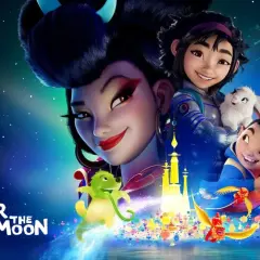 Póster de "Over the Moon", una película de animación con personajes infantiles, un conejo blanco y criaturas fantásticas en un cielo estrellado.