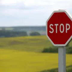 Znaki drogowe na osiedlu: Kto stawia, kto odpowiada i jak legalnie?