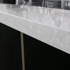Elegancki blat z konglomeratu TechniStone. Dowiedz się, czym czyścić konglomerat, by zachować jego piękno.