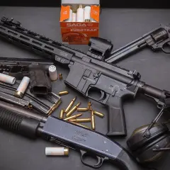 Arsenał gotowy na kurs na broń: karabin AR, strzelba, pistolet, rewolwer, amunicja i ochrona słuchu.