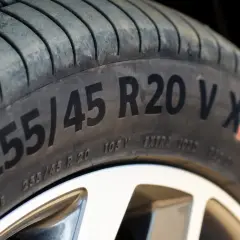 Opona samochodowa 255/45 R20 V XL. Gotowa na 91 godzin jazdy w każdych warunkach.