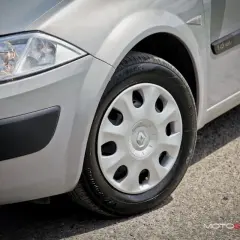 Srebrny Renault Megane 2 1.6 16v z felgą i reflektorem.
