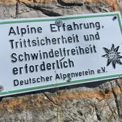 Warnschild für das Wandern in den Alpen: Alpine Erfahrung, Trittsicherheit und Schwindelfreiheit erforderlich. Deutscher Alpenverein e.V.