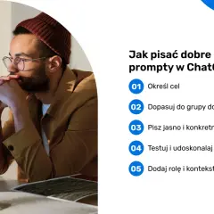 Mężczyzna w okularach i czapce zamyślony nad ekranem komputera. Obok lista wskazówek, jak pisać dobre prompty w ChatGPT.