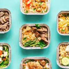 Catering dietetyczny vs gotowanie: Opłacalność, koszty i czas. Sprawdź!