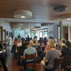 Menschen lauschen gespannt einer Präsentation im Mehrgenerationenhaus Heilbronn.