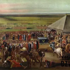 Wielka uroczystość na otwartym polu, tłumy ludzi i koni, namioty i wojsko w tle. Scena jak z epoki potopu, pełna historycznego rozmachu.