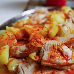 Raya a la gallega, un plato tradicional con trozos de pescado blanco y patatas cocidas, espolvoreado con pimentón.