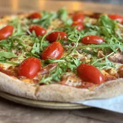 Jak powstała pizza? Odkryj fascynującą historię tej potrawy