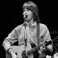 Randy Meisner, jeden z członków Eagles, gra na gitarze dwunastostrunnej i śpiewa do mikrofonu.
