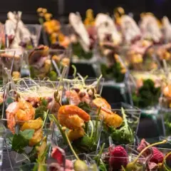 Catering na 60 osób: Ile zapłacisz? Uniknij ukrytych kosztów!