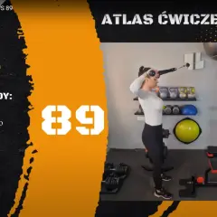 Kobieta wykonuje ćwiczenie face pull na wyciągu, skupiając się na prawidłowej technice.