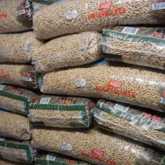 Stos worków z pelletem drzewnym. Na każdym worku widnieje napis "hoyer HOLZPELLET" i waga 15 kg. Ile worków w tonie pelletu?
