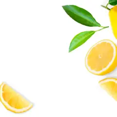 Limoni freschi e foglie verdi, un rimedio naturale per il mal di gola.