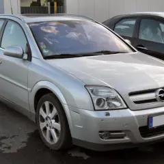 Srebrny Opel Signum zaparkowany na zewnątrz, widok z przodu i z boku.