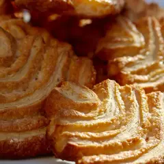 Chrupiące ciasto francuskie, idealne na przekąskę. Zastanawiasz się nad jego kcal?