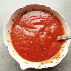 Domowy sos do pizzy jak z pizzerii, pełen ziół i pomidorów, gotowy do użycia.