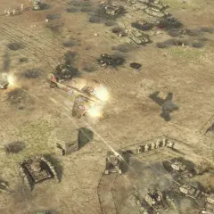 Samolot atakuje czołg na pustyni. W tle widać inne pojazdy i żołnierzy. To intensywny desert strike.