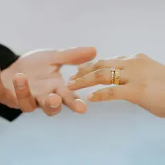 Manos entrelazadas, anillos de oro simbolizan una boda de oro, ¡cuántos años son 50 de amor y compromiso!