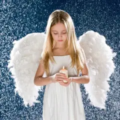 Mała dziewczynka z anielskimi skrzydłami trzyma płonącą świecę. Wokół niej opadają białe płatki, tworząc magiczną atmosferę. To idealne aureolki dla aniołków.