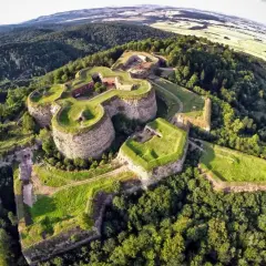 Twierdza Srebrna Góra – idealne miejsce, by zobaczyć, co zwiedzić na Dolnym Śląsku. Imponująca forteca na wzgórzu.