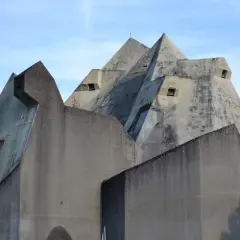 Der Nevigeser Wallfahrtsdom mit seinen markanten Betonformen ragt gegen den blauen Himmel.
