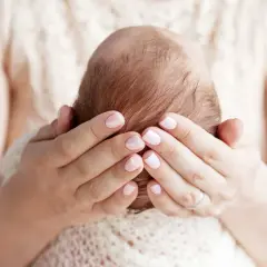 Czym smarować suchą skórę głowy niemowlaka, aby złagodzić dyskomfort?