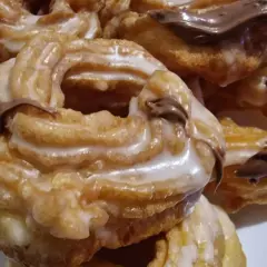 Pączki hiszpańskie bez szprycy, oblane lukrem i czekoladą, kuszą swoim wyglądem.