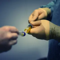 Czy wstrzykiwanie kwasu hialuronowego jest bezpieczne? Sprawdź ryzyko.