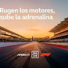 Pista de carreras al atardecer, con gradas y logos de MotoGP y DAZN. ¡Siente la adrenalina y descubre donde ver MotoGP!