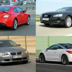 Czerwony Hyundai Genesis, czarne Audi A5, szare BMW Serii 3 i biały Peugeot RCZ – cztery sportowe auta marki w ruchu drogowym.