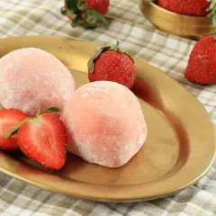 Różowe mochi z truskawkami na złotym talerzu. Idealne do wypróbowania, gdy szukasz przepisu na mochi.