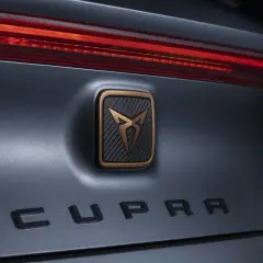 Dettaglio posteriore di un'auto Cupra, con logo in bronzo e carbonio e scritta "CUPRA" in rilievo. Un omaggio al suo **seat origine**.
