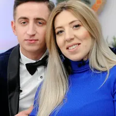 Małgorzata z programu "Rolnik szuka żony" i jej partner, uśmiechnięci i blisko siebie.