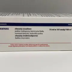 Opakowanie środka do trawników. Dawka: 75 ml na 10 l wody/100 m². Zwalcza chwasty wrażliwe i średnioodporne.