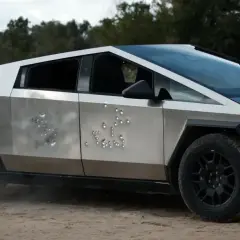 Tesla Cybertruck cena: pancerna karoseria z licznymi wgnieceniami po testach wytrzymałościowych.