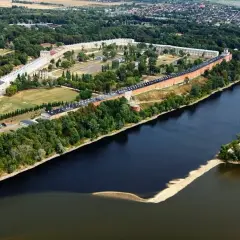 Twierdza Modlin, jedna z największych atrakcji w okolicach Warszawy, rozciąga się wzdłuż rzeki.